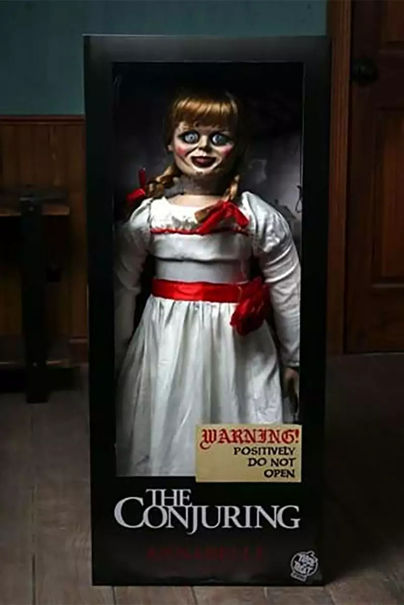 TRICK OR TREAT STUDIOS The Conjuring - Annabelle Lifesize 40" Doll 9 TRICK OR TREAT STUDIOS The Conjuring - Annabelle Lifesize 40" Doll - Image 7